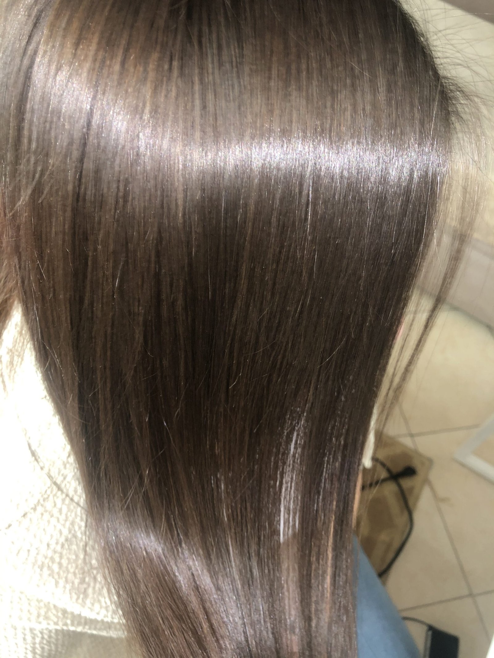 Après lissage brésilien — cheveux lisses et brillants